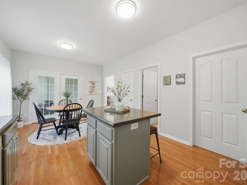 19 Heron Cove Loop, Hickory, NC 28601.  MLS# CAR4381643, YatesRealty ID 28350. 