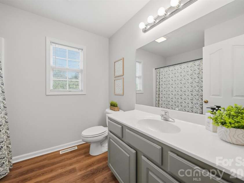 19 Heron Cove Loop, Hickory, NC 28601.  MLS# CAR4381643, YatesRealty ID 28350. 