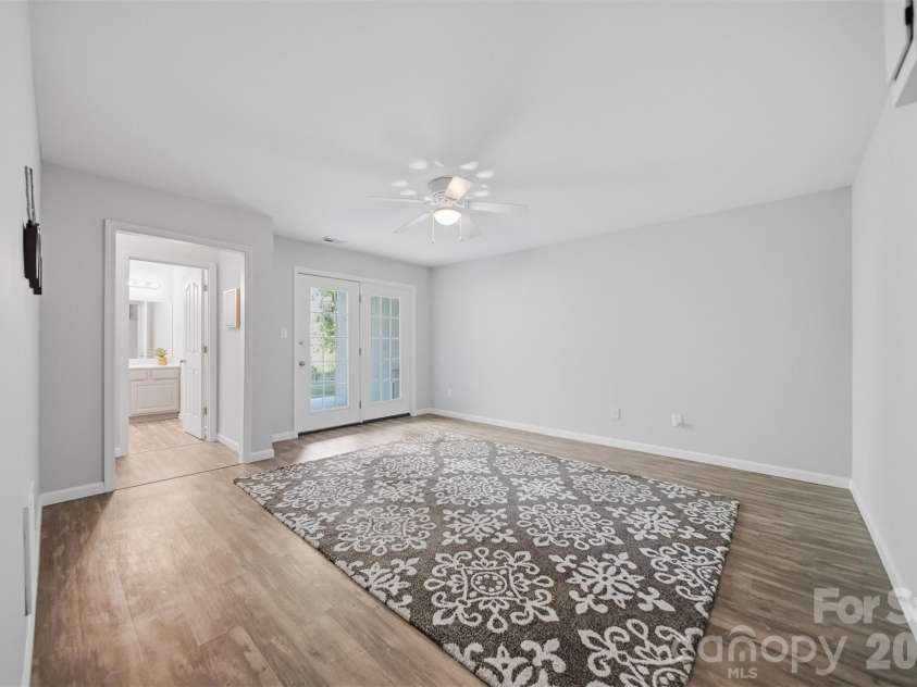 19 Heron Cove Loop, Hickory, NC 28601.  MLS# CAR4381643, YatesRealty ID 28350. 