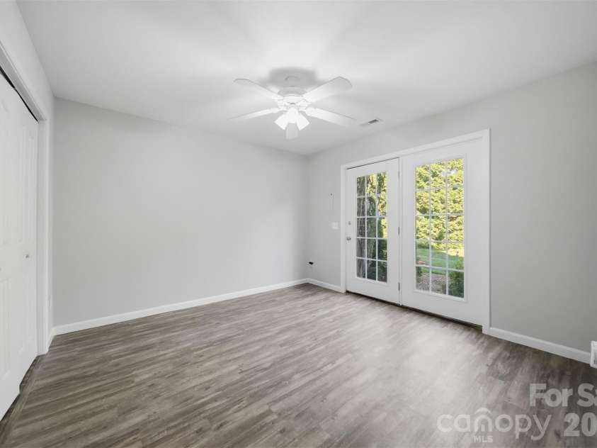 19 Heron Cove Loop, Hickory, NC 28601.  MLS# CAR4381643, YatesRealty ID 28350. 