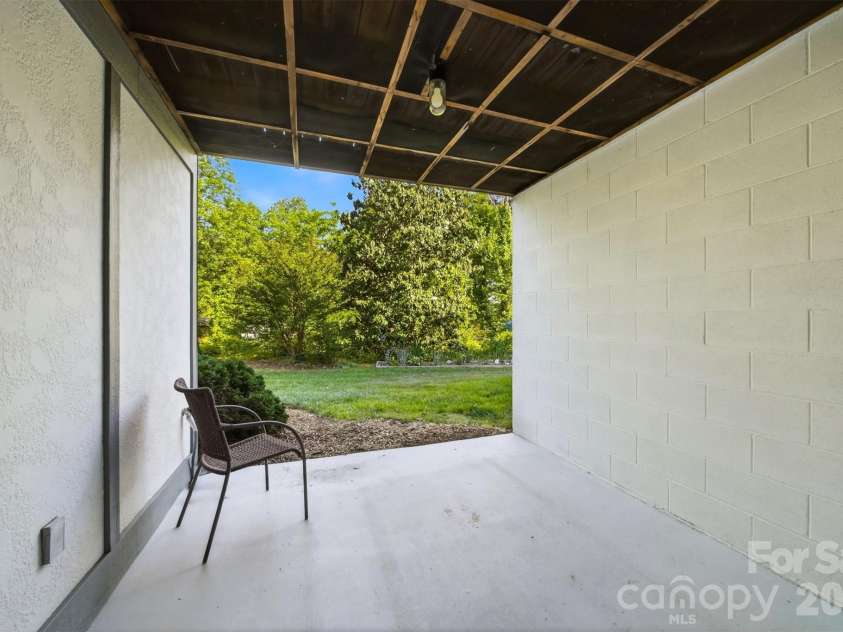 19 Heron Cove Loop, Hickory, NC 28601.  MLS# CAR4381643, YatesRealty ID 28350. 