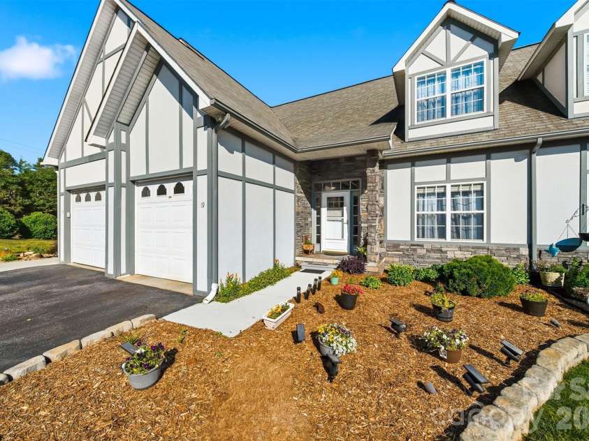 19 Heron Cove Loop, Hickory, NC 28601.  MLS# CAR4381643, YatesRealty ID 28350. 