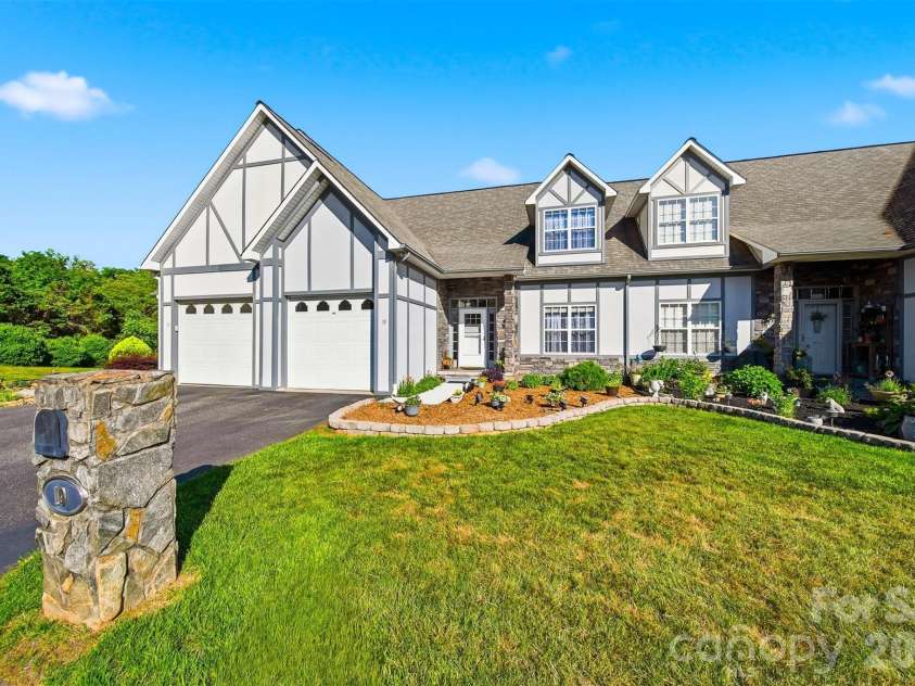 19 Heron Cove Loop, Hickory, NC 28601.  MLS# CAR4381643, YatesRealty ID 28350. 