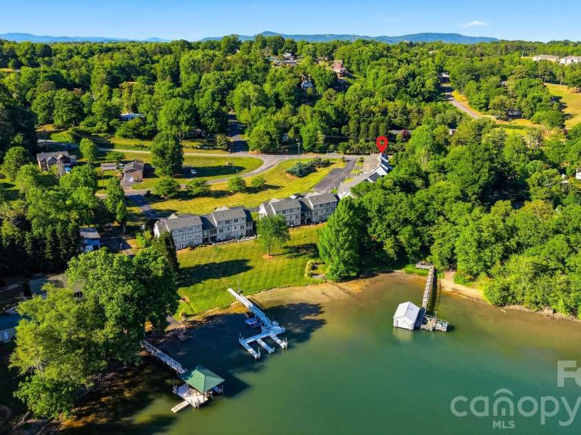 19 Heron Cove Loop, Hickory, NC 28601.  MLS# CAR4381643, YatesRealty ID 28350. 