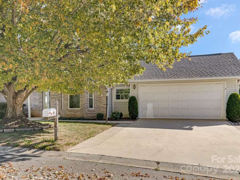 4 Gatehouse Court, Asheville, NC 28803.  MLS# CAR4274823, YatesRealty ID 28351. 