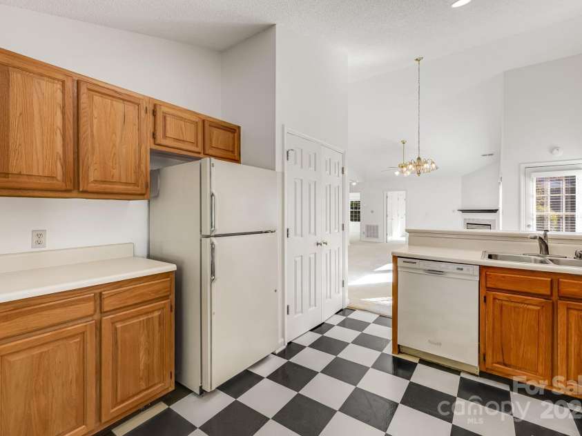 4 Gatehouse Court, Asheville, NC 28803.  MLS# CAR4274823, YatesRealty ID 28351. 