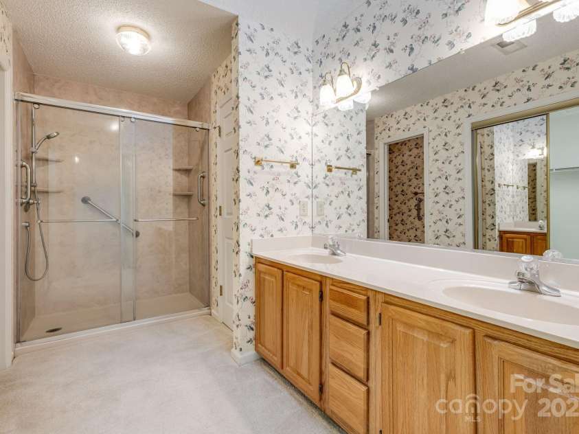 4 Gatehouse Court, Asheville, NC 28803.  MLS# CAR4274823, YatesRealty ID 28351. 