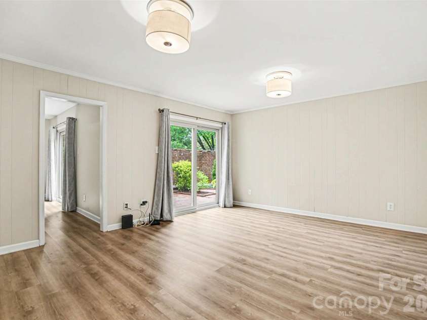 6617 Bunker Hill Circle, Charlotte, NC 28210.  MLS# CAR4383637, YatesRealty ID 28351. Family Room