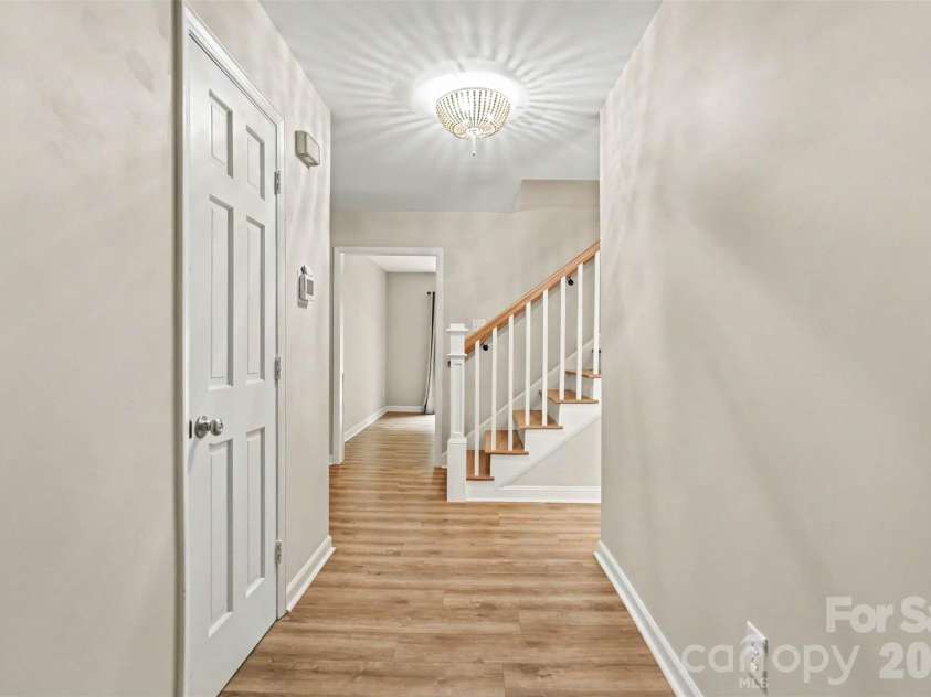 6617 Bunker Hill Circle, Charlotte, NC 28210.  MLS# CAR4383637, YatesRealty ID 28351. Foyer