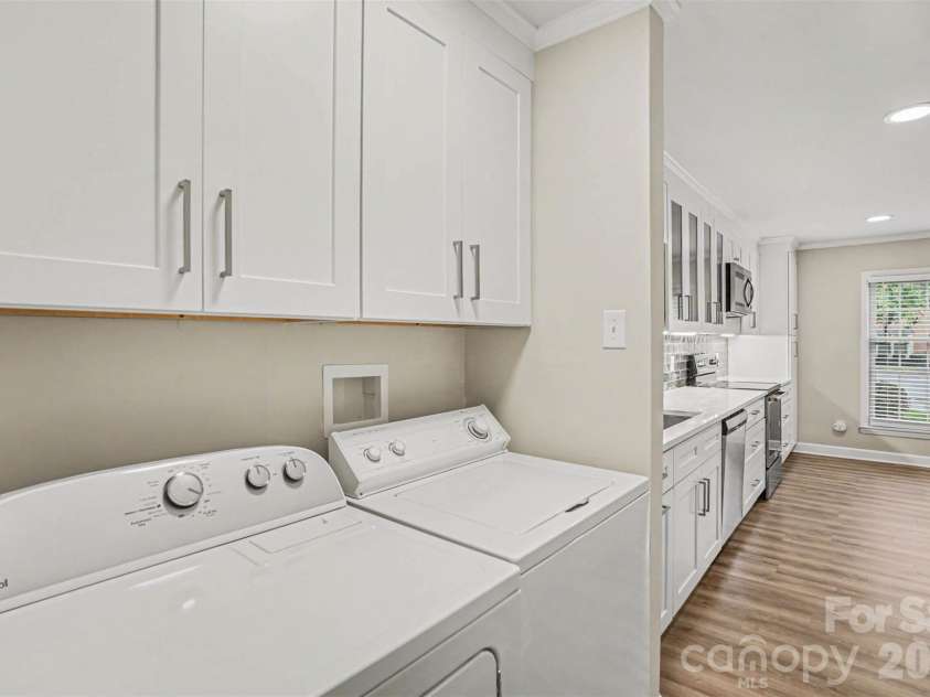 6617 Bunker Hill Circle, Charlotte, NC 28210.  MLS# CAR4383637, YatesRealty ID 28351. Laundry