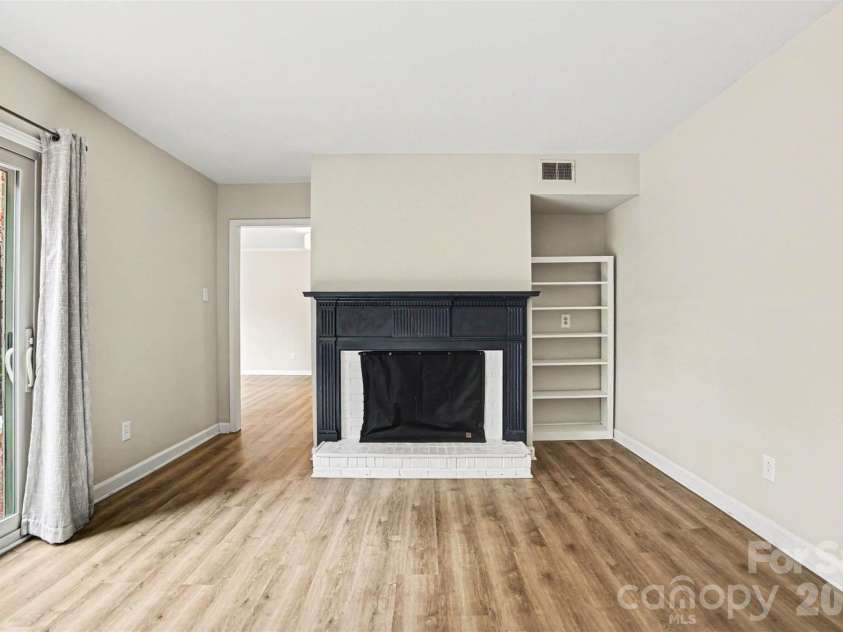 6617 Bunker Hill Circle, Charlotte, NC 28210.  MLS# CAR4383637, YatesRealty ID 28351. Living Room