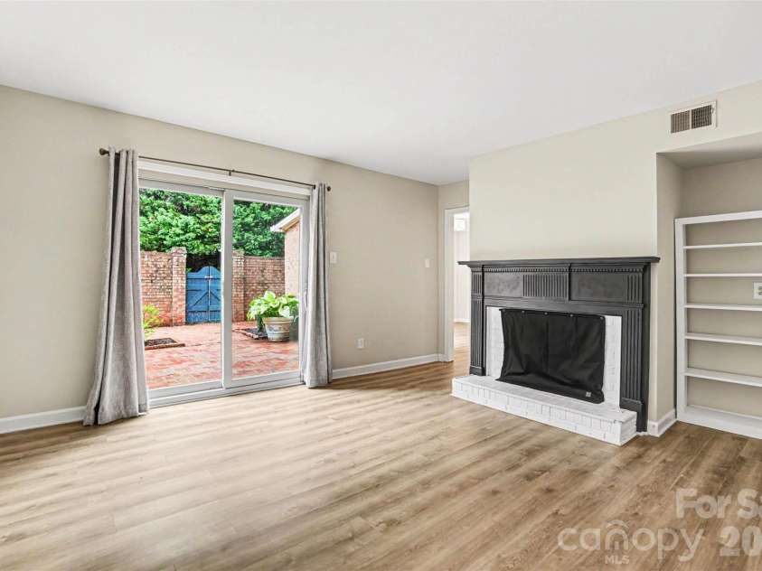 6617 Bunker Hill Circle, Charlotte, NC 28210.  MLS# CAR4383637, YatesRealty ID 28351. Living Room