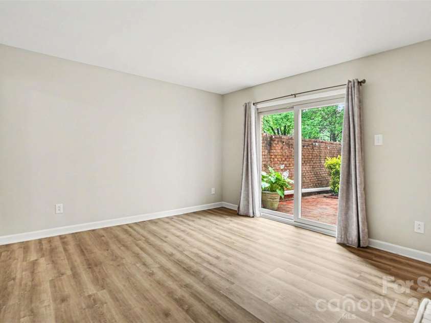 6617 Bunker Hill Circle, Charlotte, NC 28210.  MLS# CAR4383637, YatesRealty ID 28351. Living Room