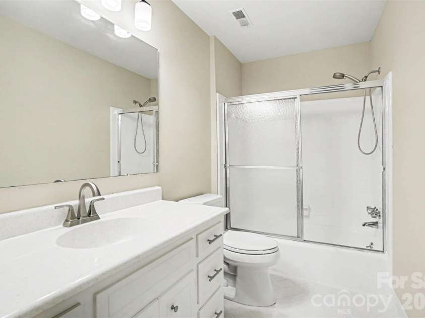 6617 Bunker Hill Circle, Charlotte, NC 28210.  MLS# CAR4383637, YatesRealty ID 28351. Upstairs Bath