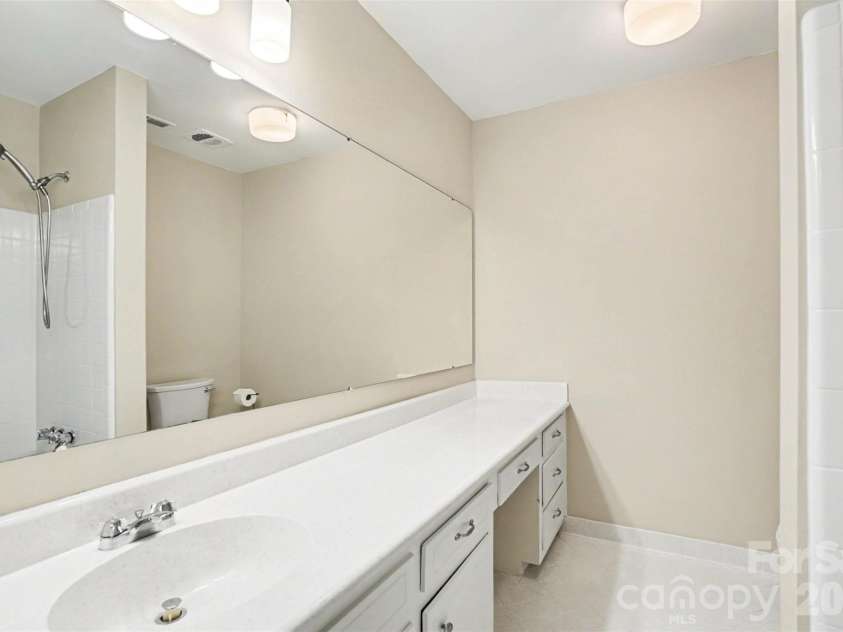 6617 Bunker Hill Circle, Charlotte, NC 28210.  MLS# CAR4383637, YatesRealty ID 28351. Upstairs Bath