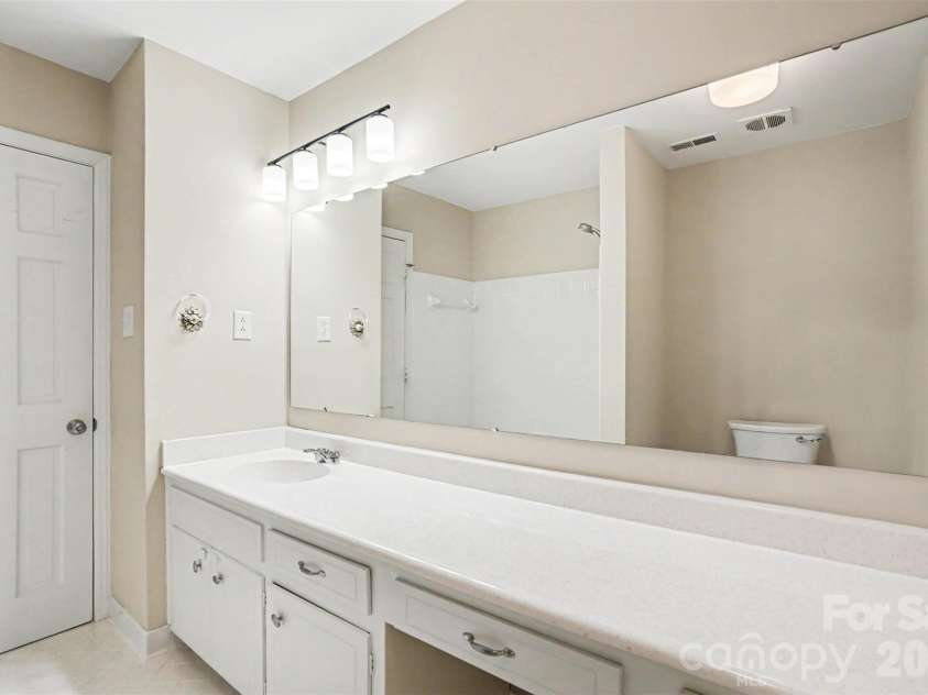 6617 Bunker Hill Circle, Charlotte, NC 28210.  MLS# CAR4383637, YatesRealty ID 28351. Upstairs Bath