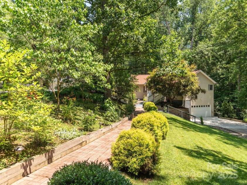 204 Pine Berry Circle, Hendersonville, NC 28739.  MLS# CAR4276519, YatesRealty ID 28353. 