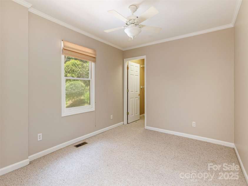 204 Pine Berry Circle, Hendersonville, NC 28739.  MLS# CAR4276519, YatesRealty ID 28353. 