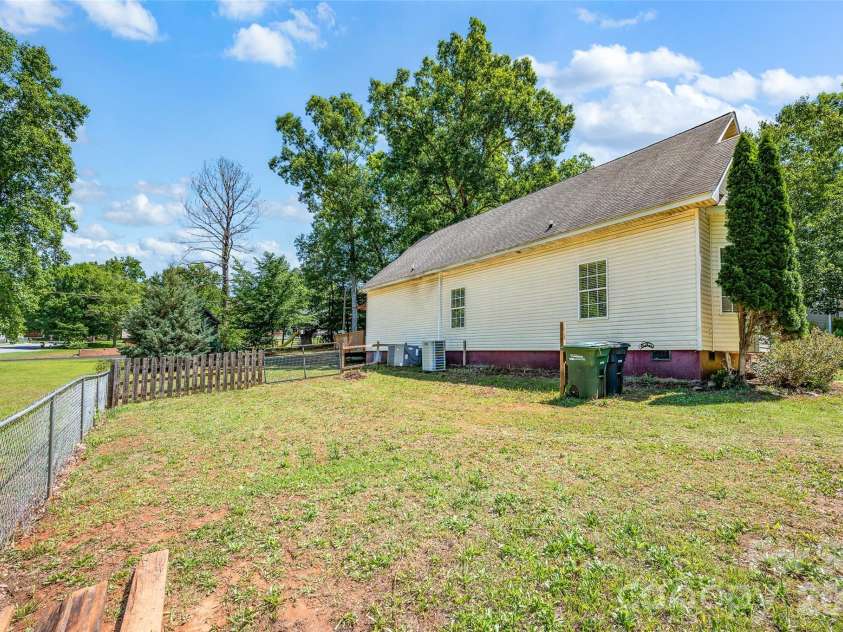 105 Queensbury Road, Troutman, NC 28166.  MLS# CAR4386419, YatesRealty ID 28354. 