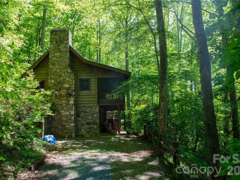 152 Middle Creek Cove, Burnsville, NC 28714.  MLS# CAR4387426, YatesRealty ID 28356. 