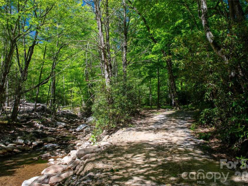 152 Middle Creek Cove, Burnsville, NC 28714.  MLS# CAR4387426, YatesRealty ID 28356. 