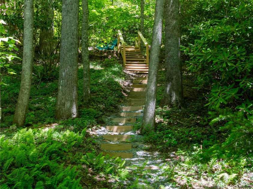 152 Middle Creek Cove, Burnsville, NC 28714.  MLS# CAR4387426, YatesRealty ID 28356. 