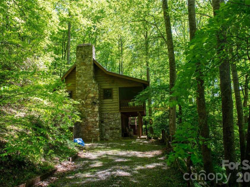 152 Middle Creek Cove, Burnsville, NC 28714.  MLS# CAR4387426, YatesRealty ID 28356. 