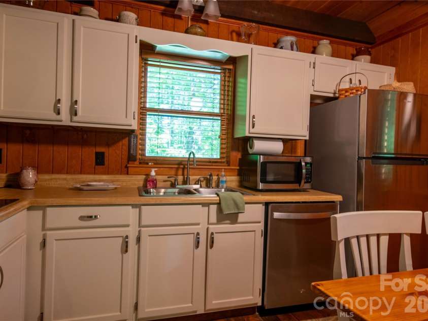 152 Middle Creek Cove, Burnsville, NC 28714.  MLS# CAR4387426, YatesRealty ID 28356. 