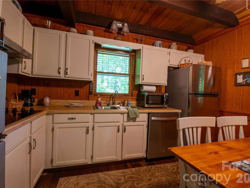 152 Middle Creek Cove, Burnsville, NC 28714.  MLS# CAR4387426, YatesRealty ID 28356. 