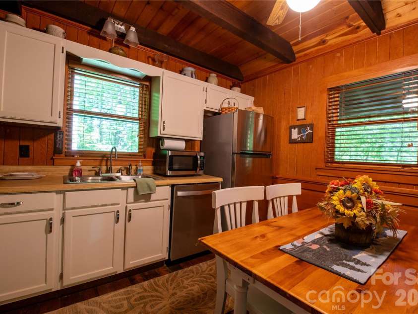 152 Middle Creek Cove, Burnsville, NC 28714.  MLS# CAR4387426, YatesRealty ID 28356. 