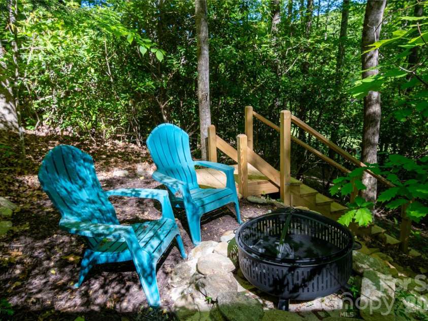 152 Middle Creek Cove, Burnsville, NC 28714.  MLS# CAR4387426, YatesRealty ID 28356. 