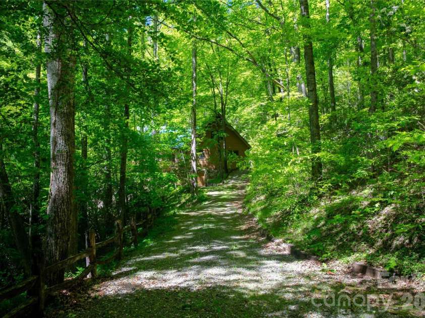 152 Middle Creek Cove, Burnsville, NC 28714.  MLS# CAR4387426, YatesRealty ID 28356. 