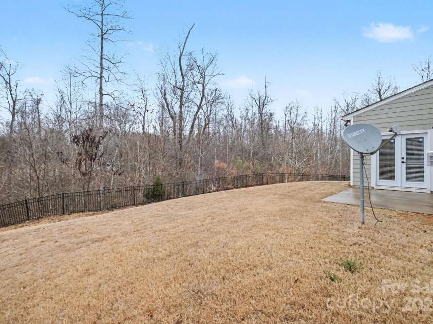 10474 Black Locust Lane, Charlotte, NC 28215.  MLS# CAR4330435, YatesRealty ID 28360. 