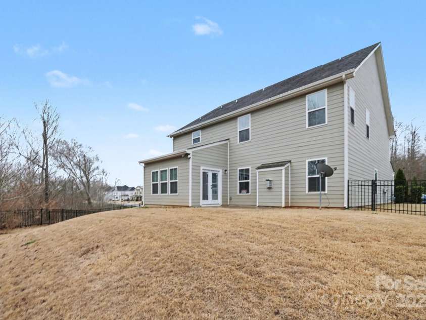 10474 Black Locust Lane, Charlotte, NC 28215.  MLS# CAR4330435, YatesRealty ID 28360. 