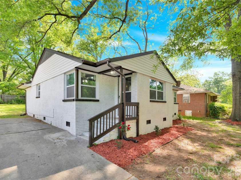 3300 Bonaire Drive, Charlotte, NC 28208.  MLS# CAR4371021, YatesRealty ID 28362. 