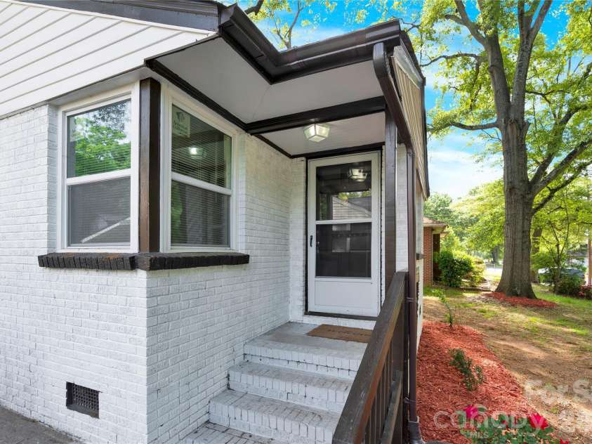 3300 Bonaire Drive, Charlotte, NC 28208.  MLS# CAR4371021, YatesRealty ID 28362. 