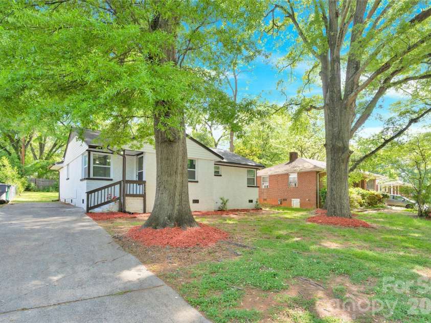 3300 Bonaire Drive, Charlotte, NC 28208.  MLS# CAR4371021, YatesRealty ID 28362. 