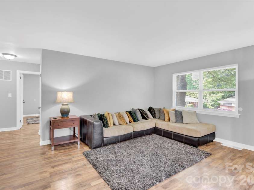 3300 Bonaire Drive, Charlotte, NC 28208.  MLS# CAR4371021, YatesRealty ID 28362. 