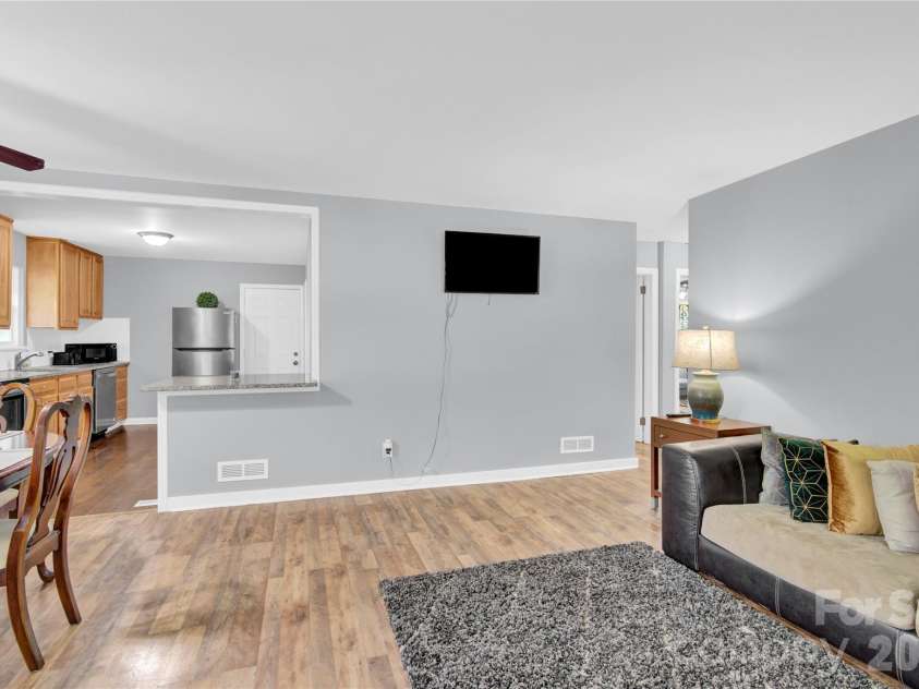 3300 Bonaire Drive, Charlotte, NC 28208.  MLS# CAR4371021, YatesRealty ID 28362. 