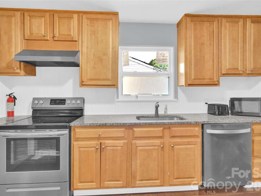 3300 Bonaire Drive, Charlotte, NC 28208.  MLS# CAR4371021, YatesRealty ID 28362. 