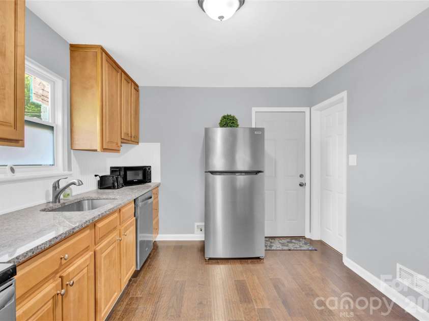 3300 Bonaire Drive, Charlotte, NC 28208.  MLS# CAR4371021, YatesRealty ID 28362. 