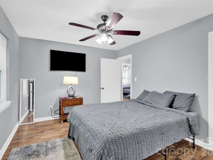 3300 Bonaire Drive, Charlotte, NC 28208.  MLS# CAR4371021, YatesRealty ID 28362. 