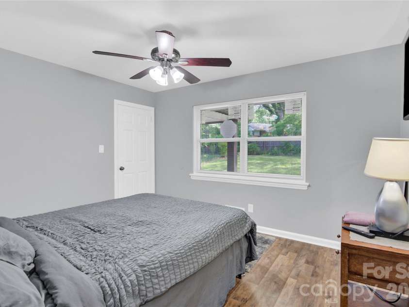 3300 Bonaire Drive, Charlotte, NC 28208.  MLS# CAR4371021, YatesRealty ID 28362. 