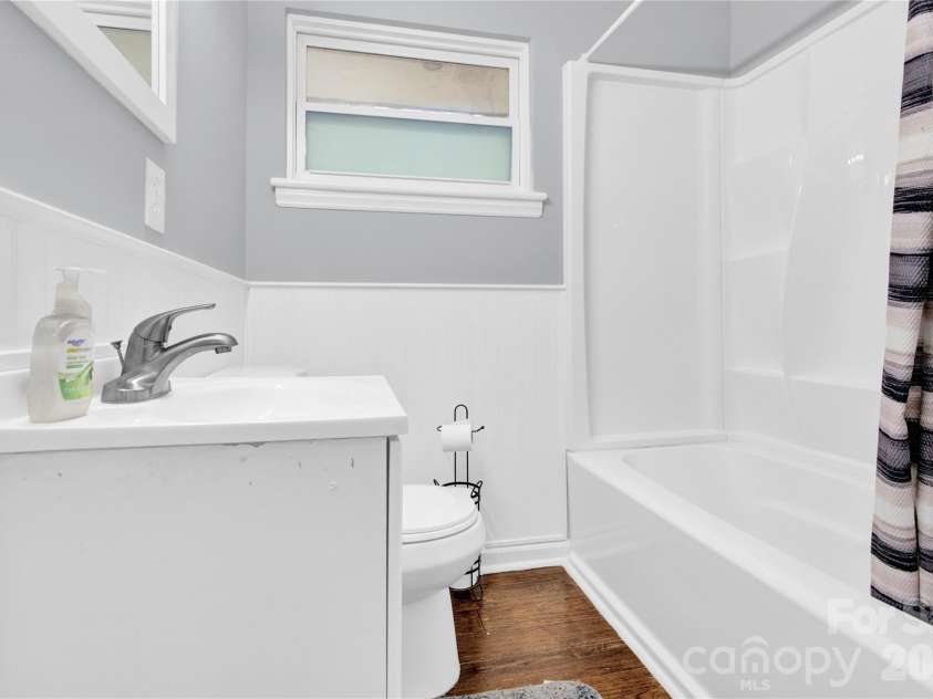 3300 Bonaire Drive, Charlotte, NC 28208.  MLS# CAR4371021, YatesRealty ID 28362. 