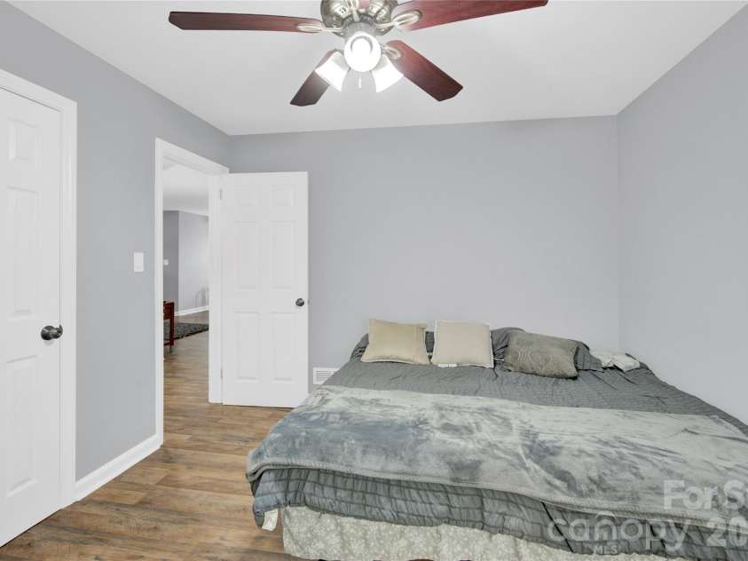 3300 Bonaire Drive, Charlotte, NC 28208.  MLS# CAR4371021, YatesRealty ID 28362. 