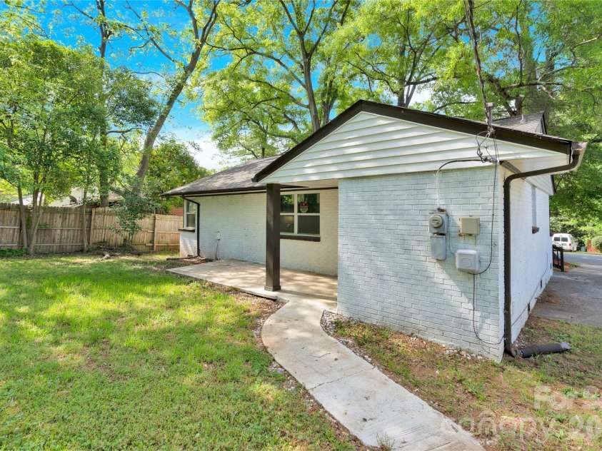 3300 Bonaire Drive, Charlotte, NC 28208.  MLS# CAR4371021, YatesRealty ID 28362. 