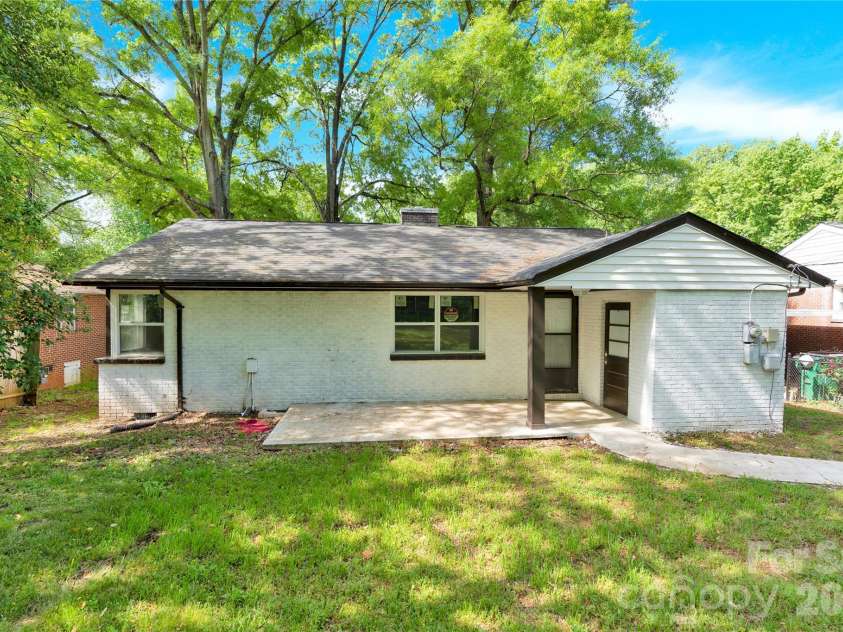 3300 Bonaire Drive, Charlotte, NC 28208.  MLS# CAR4371021, YatesRealty ID 28362. 