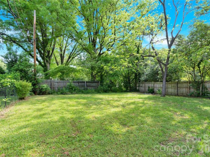 3300 Bonaire Drive, Charlotte, NC 28208.  MLS# CAR4371021, YatesRealty ID 28362. 