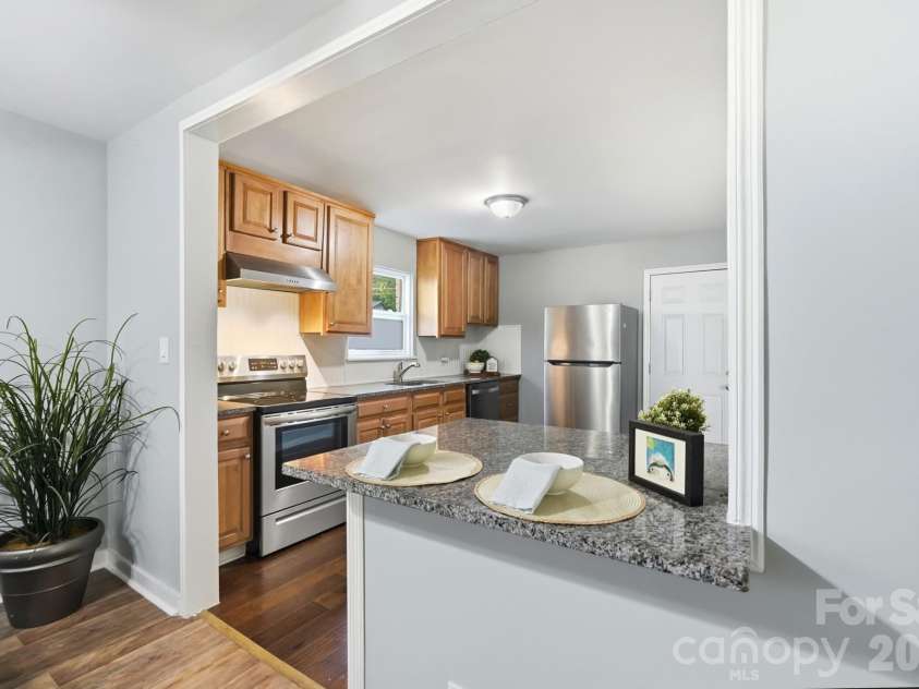 3300 Bonaire Drive, Charlotte, NC 28208.  MLS# CAR4420802, YatesRealty ID 28362. Breakfast bar