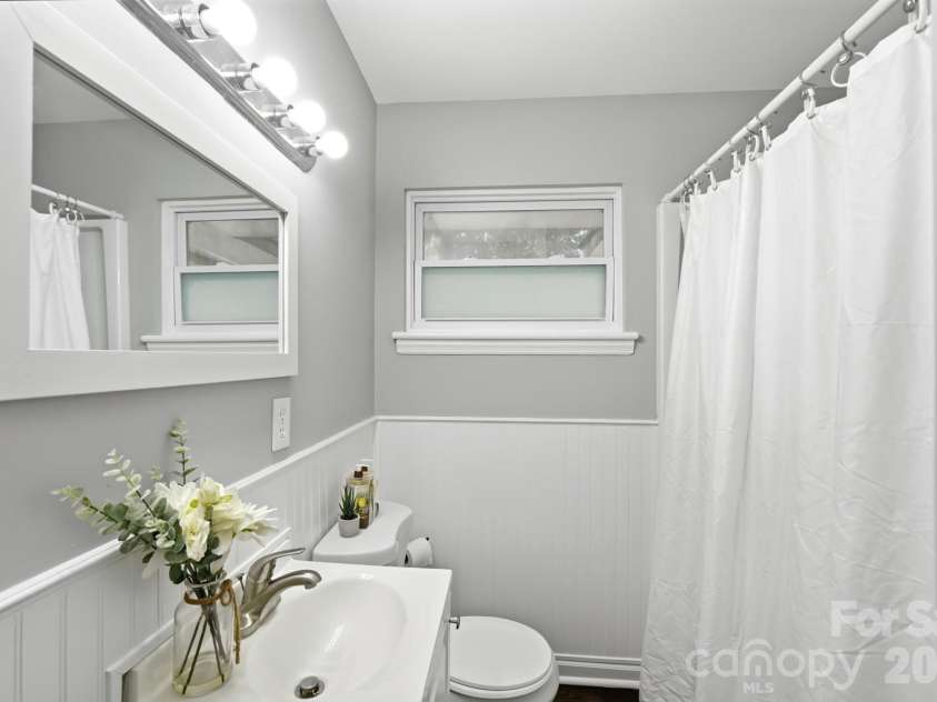 3300 Bonaire Drive, Charlotte, NC 28208.  MLS# CAR4420802, YatesRealty ID 28362. Full Bath